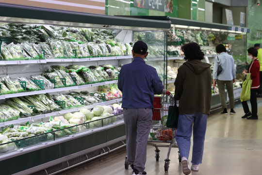 사진은 8일 서울의 한 대형마트에서 장을 보는 시민의 모습. <연합뉴스>